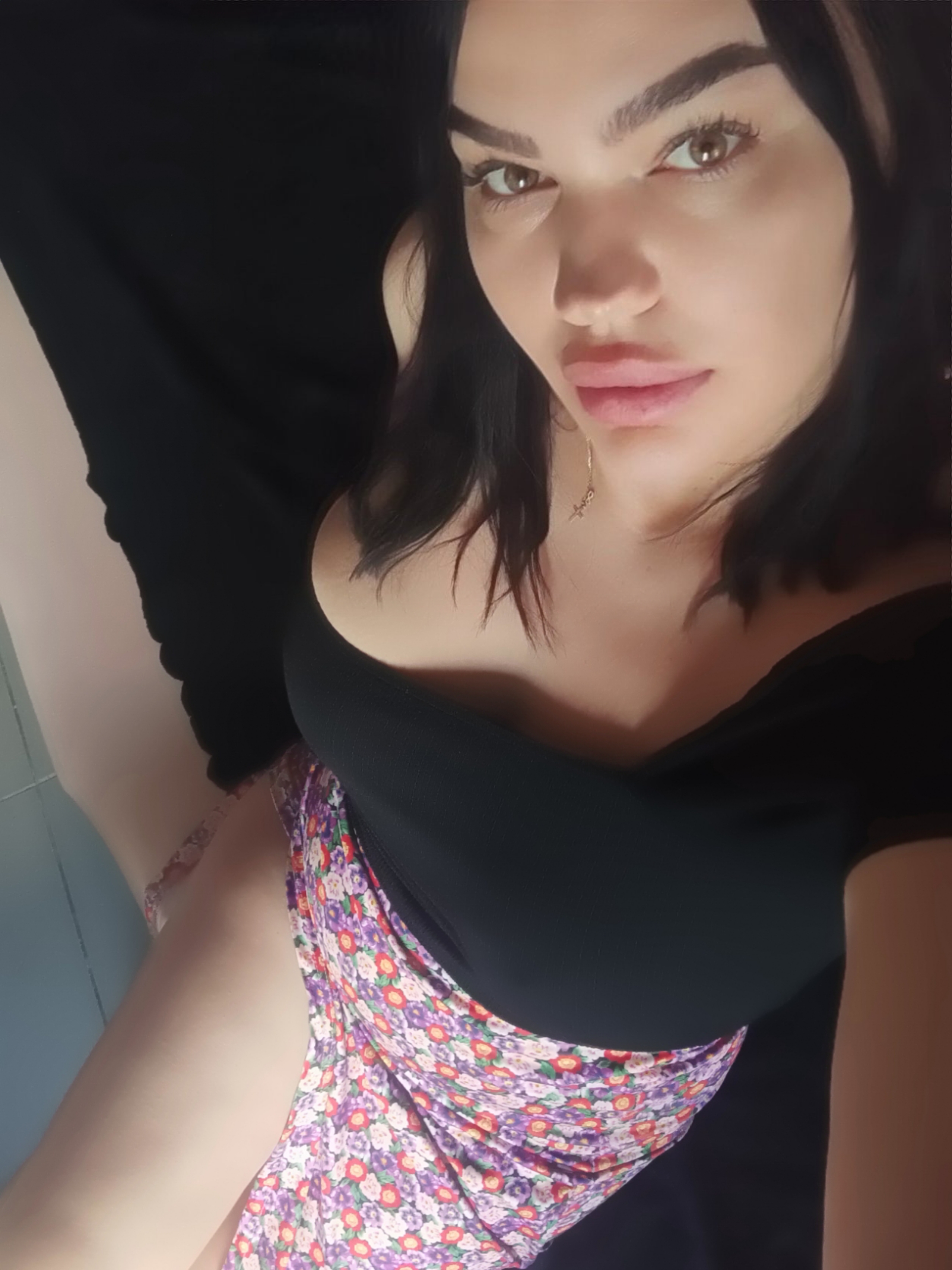 1NewLaprie21 Female,Blonde,English,DD cup,Hazel