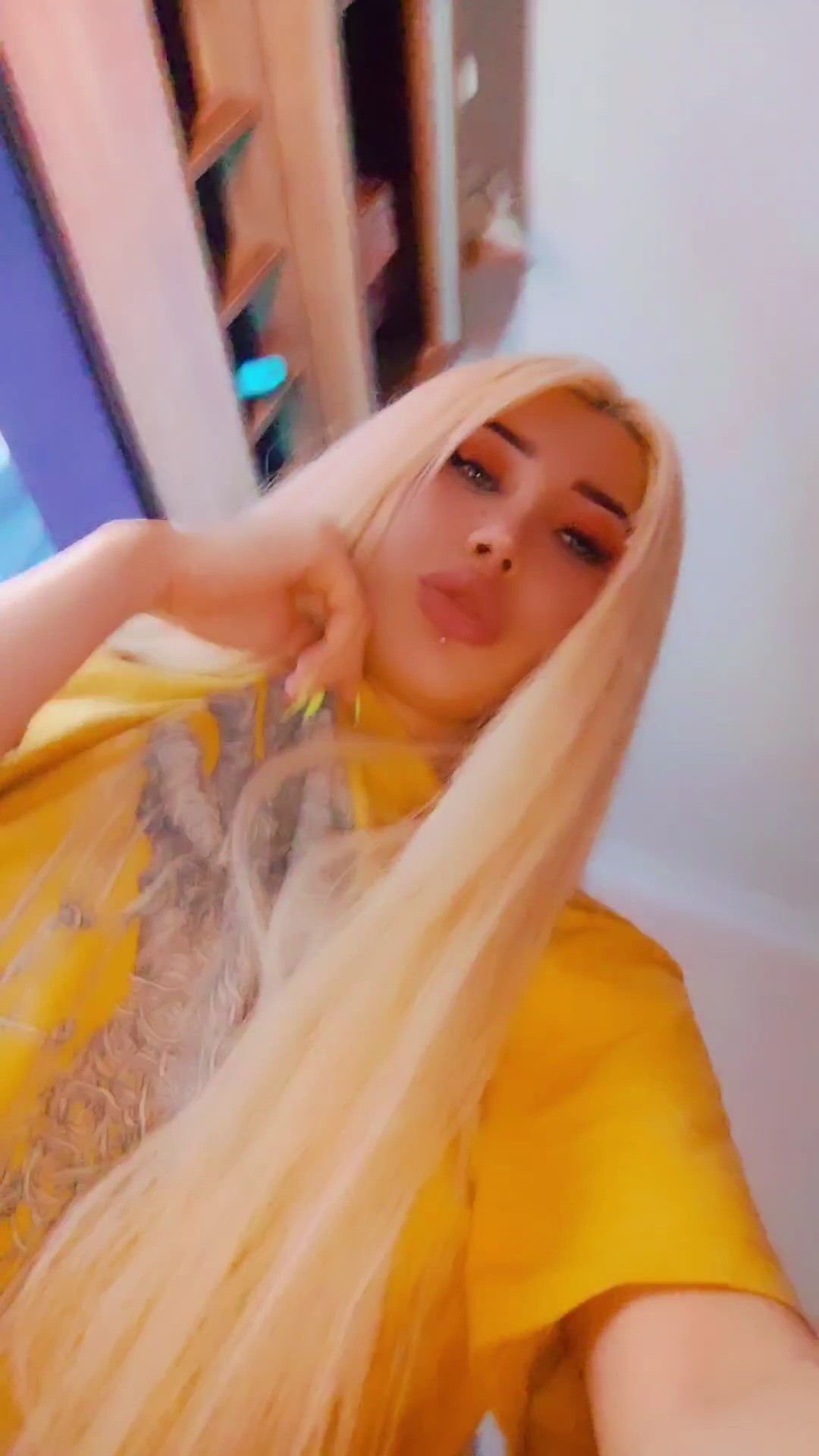 DaisyLove0 Tall,Blonde,English,Green,Couples