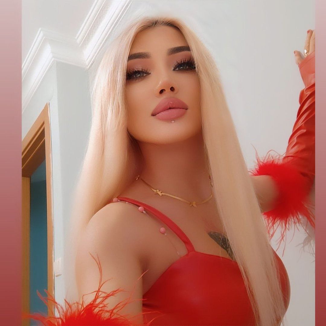 Babe123Bobo 5'3 or under(160cm),Blonde,C cup,Red,Transsexuals