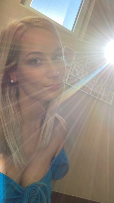 Zeki 22 Female,Tall,Blonde,Spanish,Amber